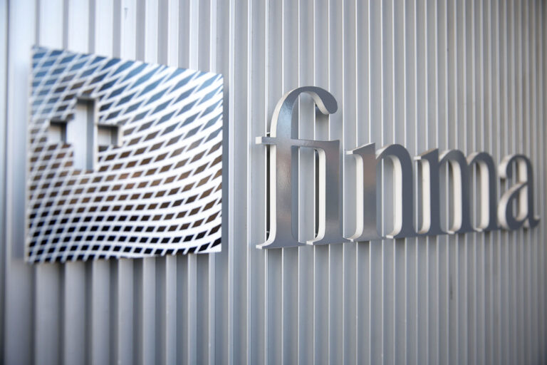 Pourquoi la FINMA ne certifie-t-elle pas les prestataires de services ?